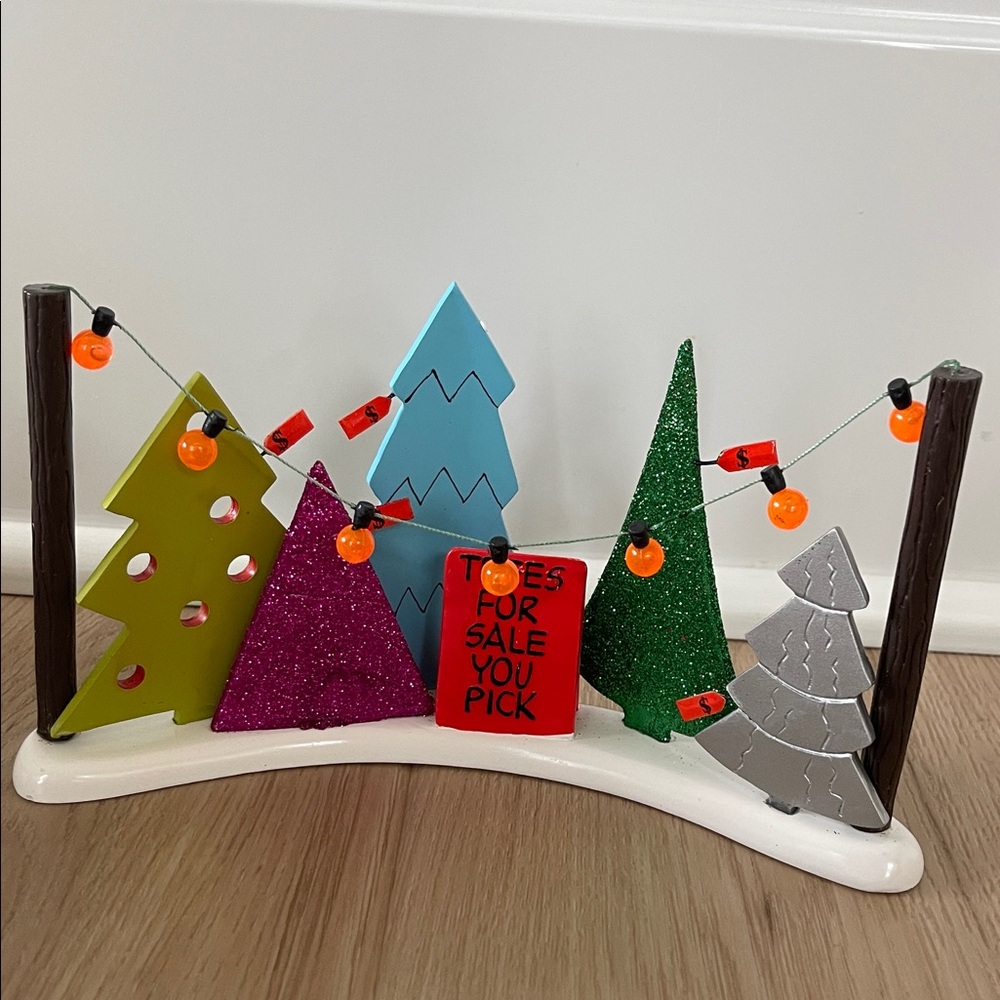 Department 56 “Peanuts Tree Lot” Set - Picture 5 of 14